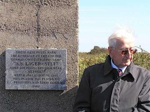 Alderney, 2008, Der ehemalige Häftling Sylwester Kukula bei der Einweihung der Gedenktafel, Yolanta Boot