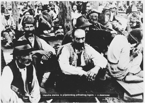 Prijedor, 1942, Ältere Serben aus der Kozara-Region warten im Durchgangslager Prijedor auf den Transport nach Jasenovac, Jevrejski istorijski muzej Beograd