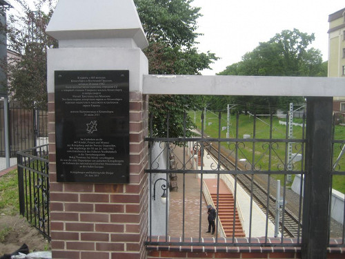 Königsberg, 2011, Deutsch-Russische Gedenktafel und Blick auf den Bahnsteig, Stiftung Denkmal