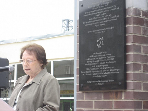 Königsberg, 2011, Die Überlebende Nechama Drober spricht bei der Einweihung der Gedenktafel, Stiftung Denkmal