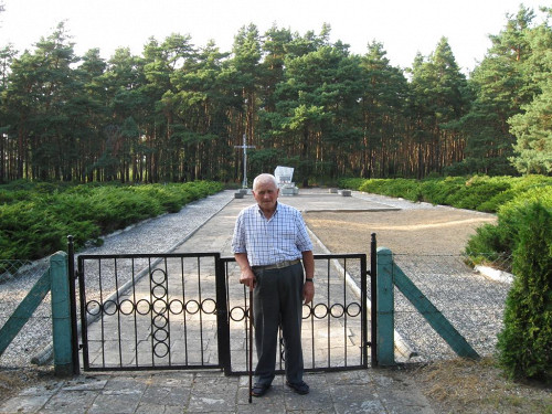 Küstrin, 2009, Zeitzeuge am Eingang des Friedhofs, www.tourist-info-kostrzyn.de