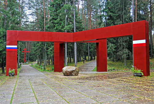 Katyn, 2009, Ein Eingangstor kennzeichnet den Weg zu den Erschießungsstätten der russischen bzw. der polnischen Opfer, Dennis Jarvis