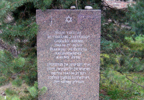 Kaunas, 2011, Inschrift auf dem Gedenkstein, Stiftung Denkmal