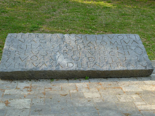 Zagreb, 2011, Gedenkstein beim Denkmal von Vojin Bakić, Vjeran Pavlaković