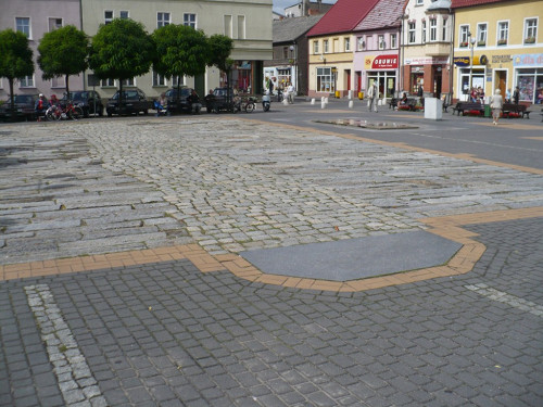 Flatow, 2010, Gedenkzeichen für die zerstörte Synagoge, Mirosław Płoszaj
