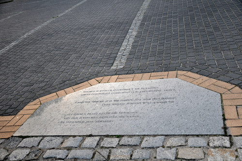 Flatow, 2012, Inschrift auf dem Boden in Erinnerung an die ehemalige Synagoge, Muzeum Ziemi Złotowskiej w Złotowie