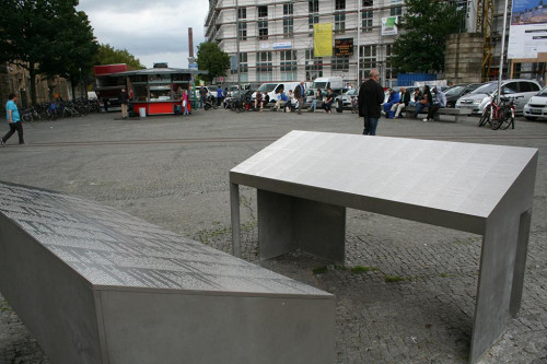 Bielefeld, 2012, Das Mahnmal besteht aus zwei Pulten, Stadtarchiv Bielefeld