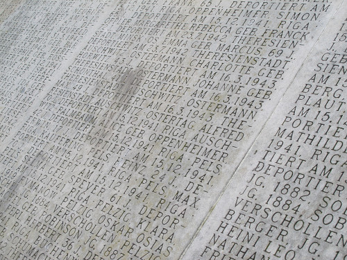 Hannover, 2011, Eingravierte Namen am Mahnmal, Projekt Erinnerungskultur Hannover