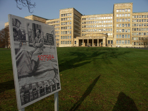 Frankfurt am Main, 2009, Gedenktafel vor dem ehemaligen Firmensitz, Fritz Bauer Institut, Werner Lott