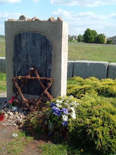 Jedwabne, 2008, Eine stilisierte Scheunentür auf dem Gedenkstein, PeterCub: www.flickr.com/photos/petercub