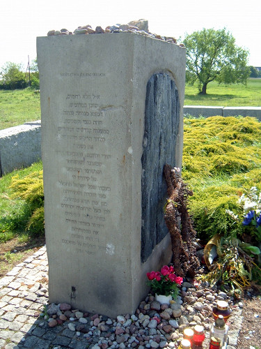 Jedwabne, 2008, Polnische und hebräische Inschrift am Gedenkstein, PeterCub: www.flickr.com/photos/petercub