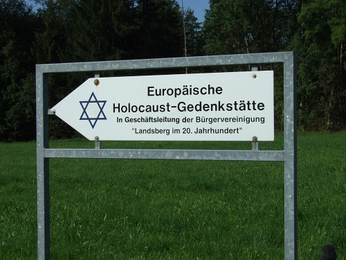 Landsberg, 2011, Hinweisschild zur Gedenkstätte,  Pete Ridley, http://www.flickr.com/people/ridders/