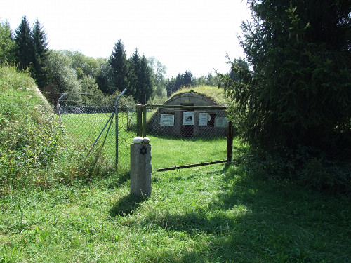 Landsberg, 2011, Erdbaracke mit Gedenkstein im Vordergrund, Pete Ridley, http://www.flickr.com/people/ridders/