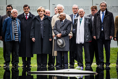 Berlin, 2012, Der überlebende Sinto Reinhard Florian aus Ostpreußen neben Bundeskanzlerin Merkel am Tag der Eröffnung des Denkmals, Stiftung Denkmal, Marko Priske