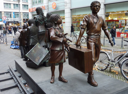 Berlin, 2012, Neben dem Sockel liegen stilisierte Gleise, Stiftung Denkmal