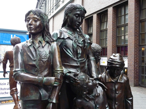 Berlin, 2012, Detailansicht des Denkmals: Jüdische Kinder während der Deportation, Stiftung Denkmal