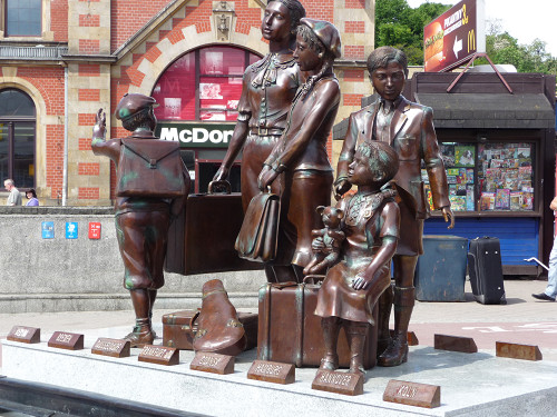Danzig, 2009, Denkmal vor dem Hauptbahnhof, Dora Schirmer