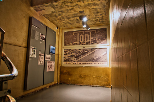 Erfurt, 2012, Die Ausstellung »Techniker der ›Endlösung‹« im historischen Treppenhaus, Sammlung Erinnerungsort Topf & Söhne, Boris Hajduković