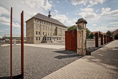 Erfurt, 2011, Erinnerungsort Topf & Söhne. Der Ausspruch "Stets gern für Sie beschäftigt,…" zitiert die Philosophie des Unternehmens, Sammlung Erinnerungsort Topf & Söhne, Kastner Pichler Architekten, Köln