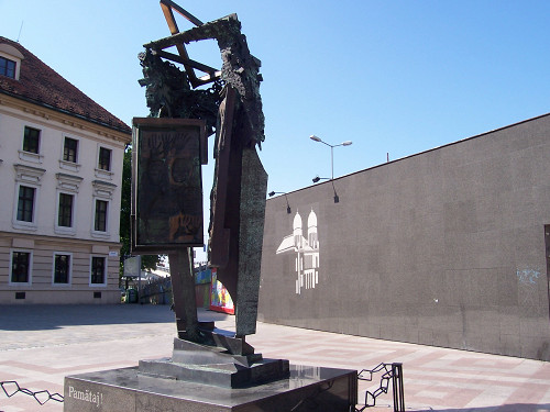 Pressburg, 2007, Holocaustdenkmal vor dem Standort der ehemaligen neologen Synagoge, cangaroojack