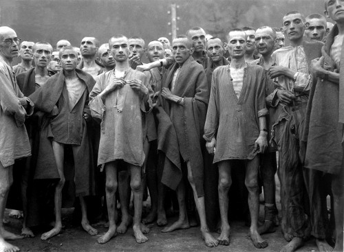 Ebensee, 1945, Unterernährte Gefangene des KZ Ebensee am Tag nach ihrer Befreiung, National Archives, Washington D.C.