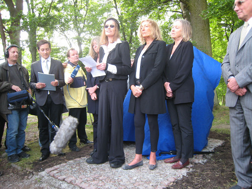 Steinort, 2009, Heinrich Graf von Lehndorffs Töchter, von links: Catharina, Vera, Eleonore und Gabriele vor dem verhüllten Gedenkstein, Kilian Heck