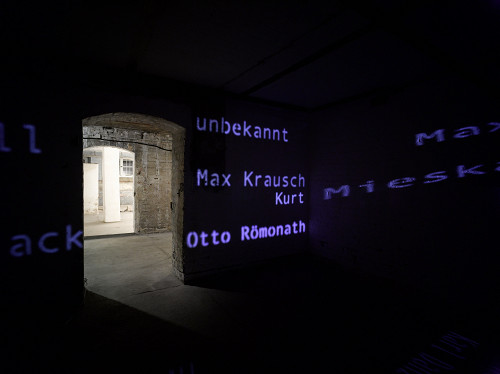 Berlin, 2013, Lichtinstallation mit Namen von Gefangenen, Gedenkort Papestraße, Harry Weber