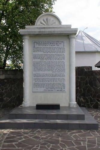 Munkatsch, 2010, Denkmal aus der Nachkriegszeit auf dem alten jüdischen Friedhof, Marshall J. Katz, USA