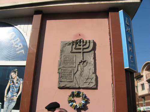 Munkatsch, 2014, Gedenktafel für die Opfer aus dem Ghetto, karpatinfo.net