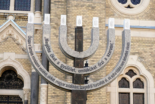 Szeged, 2019, Ansicht der Menora vor der Synagoge, Vivien Gulyás