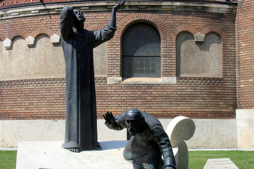 Szeged, 2018, Das Denkmal »Christen und Juden in einem Boot« hinter der Kathedrale, Margit Szendrei