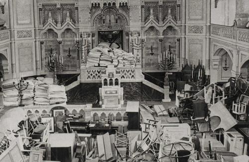 Szeged, 1945, Der mit den Möbeln deportierter Juden gefüllte Innenraum der Synagoge, Móra Ferenc Múzeum, Szeged