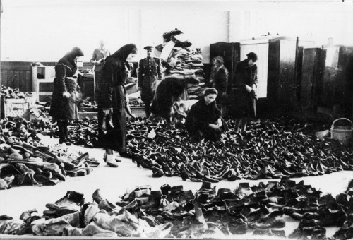 Szeged, 1945, Mit der Erlaubnis der sowjetischen Besatzungsbehörden sortieren jüdische Überlebende Schuhe deportierter Juden in der Synagoge, Móra Ferenc Múzeum, Szeged