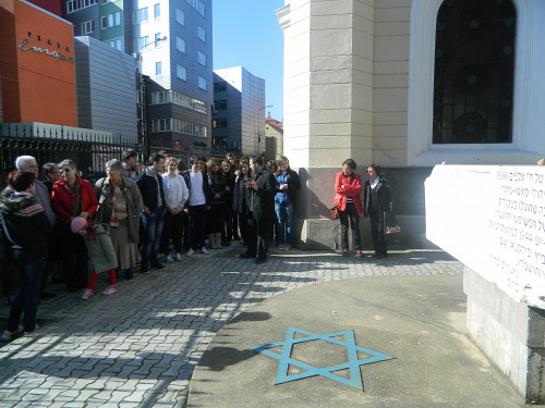 Sathmar, 2013, Gedenkveranstaltung beim Holocaustdenkmal, Szatmári Friss Újság