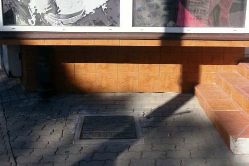 Rastenburg, 2013, Gedenktafel auf dem Gehweg am Standort der ehemaligen Synagoge, Stiftung Denkmal