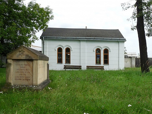 Budweis, 2009, Das 1950 errichtete Denkmal für die Opfer der Deportationen auf dem jüdischen Friedhof, Jitka Erbenová