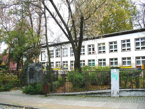 Oppeln, 2006, Gedenkstein vor dem ehemaligen Standort der Synagoge, wikipedia commons, Pudelek