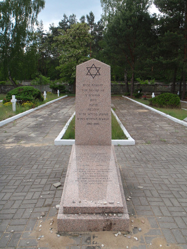 Radom, 2012, Denkmal für die ermordeten Juden am Friedhof im Vorort Firlej, Mzungu
