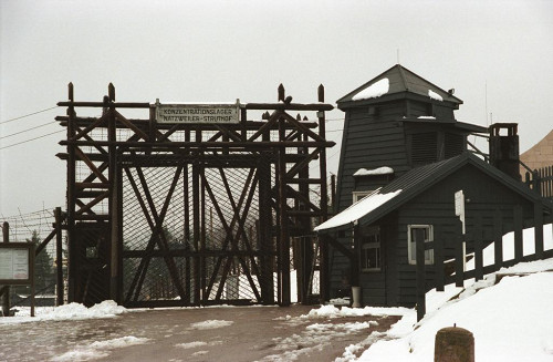 Natzweiler-Struthof, o.D., Das Lagertor, DMPA, Ministère de la Défense, J. Robert