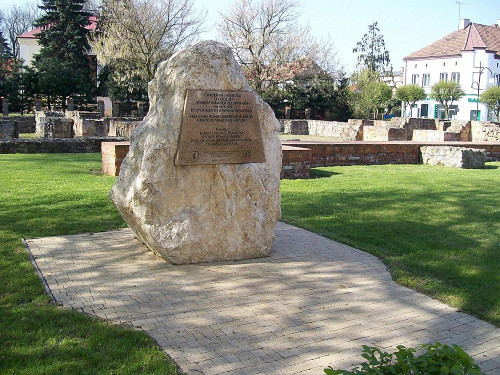 Wieluń, 2010, Gedenktafel vor den Ruinen der Michaelkirche, Stefan.p21