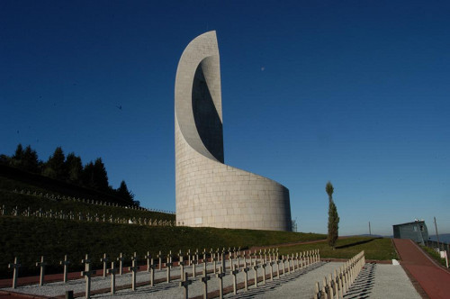 Natzweiler-Struthof, o.D., Gräberfeld und Denkmal in Form einer Flamme aus dem Jahr 1960, DMPA, Ministère de la Défense, J. Robert