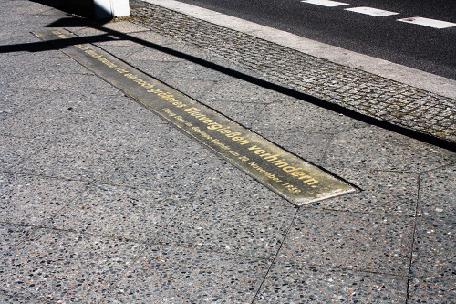 Berlin, 2015, Zitat Georg Elsers auf dem Gehweg, Stiftung Denkmal