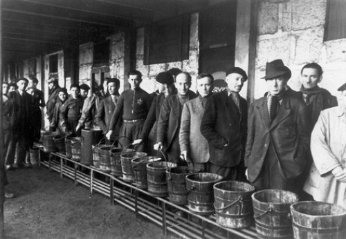 Drancy, 1942, Jüdische Gefangene stehen für Essen an, Yad Vashem