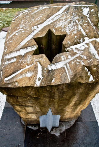 Herzogenrath, o.D., Das Denkmal im Winter, Arbeitskreis »Wege gegen das Vergessen«