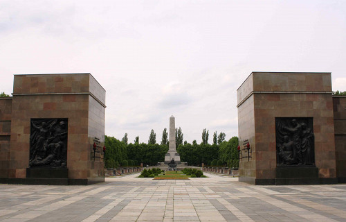 Berlin, 2015, Eingang zum Ehrenmal, Stiftung Denkmal