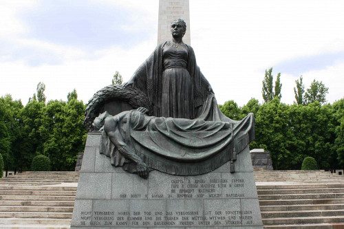 Berlin, 2015, Detailansicht der Statue »Mutter Heimat«, Stiftung Denkmal