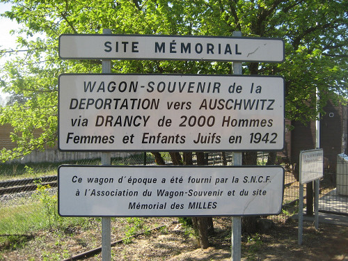 Les Milles, 2008, Hinweissschild vor dem Eisenbahnwaggon, Stiftung Denkmal