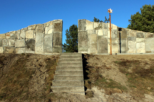 Rawa-Ruska, 2015, »Mauer der Erinnerung« auf dem ehemaligen Neuen Jüdischen Friedhof, Aleksandra Wroblewska