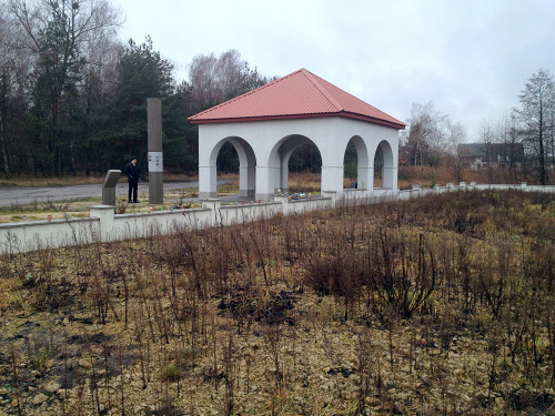 Rawa-Ruska, 2015, Gedenkpavillon und Informationsstele beim Massengrab, Aleksandra Wroblewska