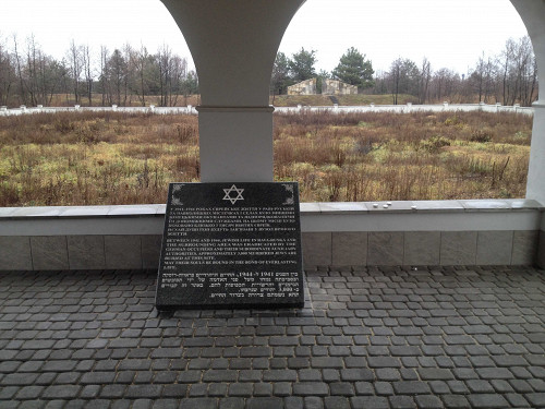 Rawa-Ruska, 2015, Gedenktafel im Pavillon mit Blick auf das Massengrab, Aleksandra Wroblewska